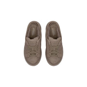 Beige Wildleder-Sneaker von adidas auf Campus-Basis mit passenden Schnürsenkeln und dem klassischen Drei-Streifen-Design von adidas Originals für Damen; braune Plateau-Slipper aus Leder.