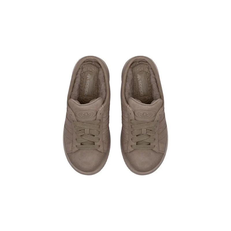 Beige Wildleder-Sneaker von adidas auf Campus-Basis mit passenden Schnürsenkeln und dem klassischen Drei-Streifen-Design von adidas Originals für Damen; braune Plateau-Slipper aus Leder.