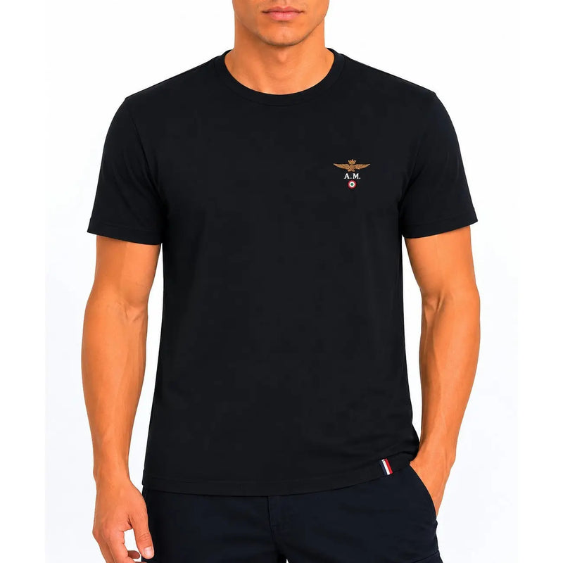 Schwarze Aeronautica-Militare-Herren-Baumwolle t-shirt mit goldgesticktem Logo und rot-weiß-blauem Etikett am unteren rechten Saum