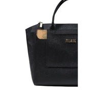 Schwarze PVC-Tragetasche von Alviero Martini für Damen mit goldfarbenem Classe-Logo und Vordertasche mit Kartenmuster.