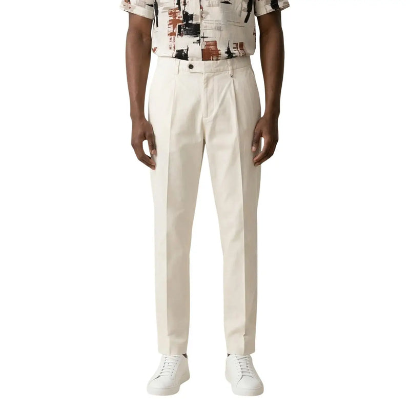 Antony Morato Schwarze Herren-Baumwoll-Leinenhose mit taillierter Passform, hier als cremefarbene, plissierte Chinohose dargestellt.