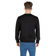 Ein schlichtes schwarzes Herren-Sweatshirt mit Rundhalsausschnitt, kombiniert mit blauen Jeans von Antony Morato Herbst-Winter-Kollektion
