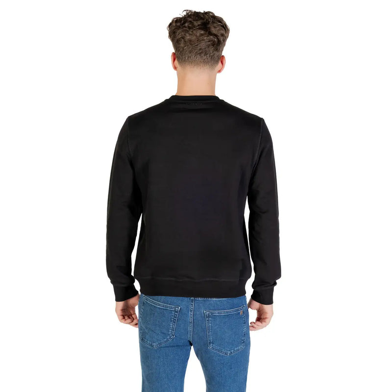 Ein schlichtes schwarzes Herren-Sweatshirt mit Rundhalsausschnitt, kombiniert mit blauen Jeans von Antony Morato Herbst-Winter-Kollektion