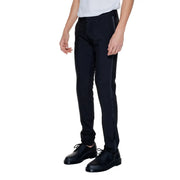 Antony Morato Schwarze, taillierte Herrenhose aus Polyester-Mischgewebe mit schmaler Passform und dezenten vertikalen Streifen.