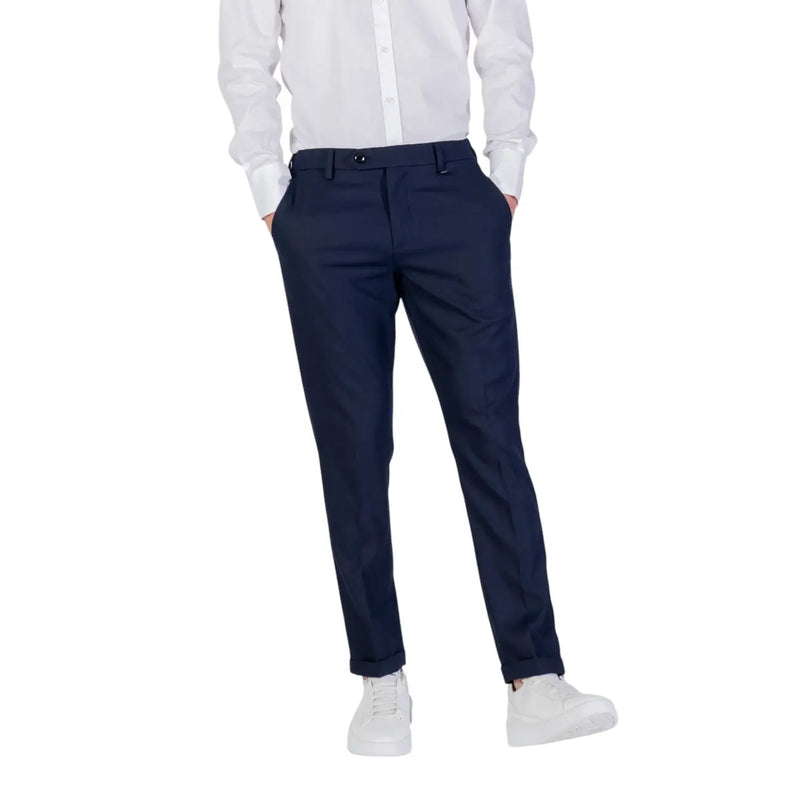 Marineblaue, maßgeschneiderte Hose mit elegantem, modernem Schnitt und dezenten Bügelfalten von antony morato hergestellt aus einer Viskosemischung
