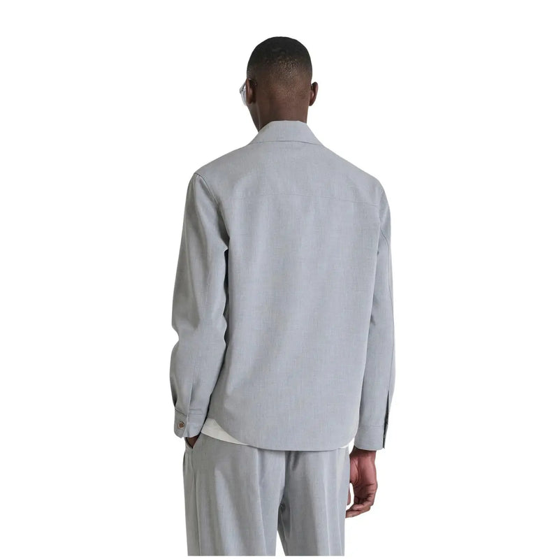 Antony Morato Graues Herren-Langarmhemd mit Rundhalsausschnitt, dazu eine hellgraue, strukturierte Jacke mit dezenter Textur.