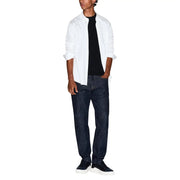 Ein Mann, der einen Armani Exchange Schwarzes Baumwoll-T-Shirt für Herren kombiniert mit einem weißen Hemd, dunkelblauen Jeans und schwarzen Sneakers