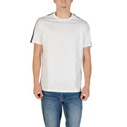 Weißer Herren-Rundhalspullover T-shirt mit schwarzen Schulterstreifen kombiniert mit blauen Jeans