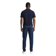 Dunkelblaue Jeans aus Denim mit klassischem geradem Bein und sichtbaren Nähten, kombiniert mit armani exchange Herren-T-Shirt aus blauer Baumwolle mit Rundhalsausschnitt