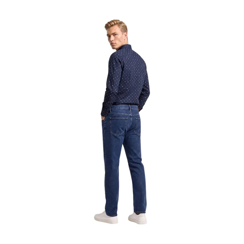 Dunkelblaue Jeans aus Denim mit klassischem Fünf-Taschen-Design und dezenten Ziernähten, kombiniert mit armani exchange Herren blaues Baumwollhemd mit geometrischem Muster
