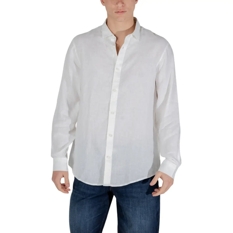 Men’s white long-sleeve button-up shirt paired with blue jeans for spring summer style