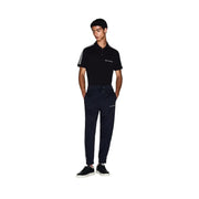 Schwarzes Poloshirt mit weißen Ärmelstreifen und gesticktem Logo, kombiniert mit Armani Exchange Herrenhose aus blauem Polyestergemisch