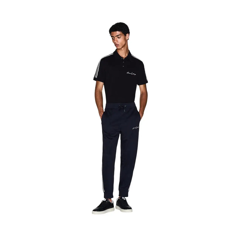 Schwarzes Poloshirt mit weißen Ärmelstreifen und gesticktem Logo, kombiniert mit Armani Exchange Herrenhose aus blauem Polyestergemisch