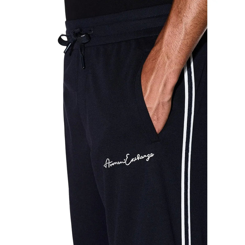 Armani Exchange Schwarze Herren-Jogginghose aus Polyestergemisch mit weißen Seitenstreifen und gesticktem American Exchange-Logo am Oberschenkel