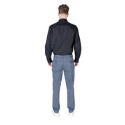 Armani Exchange Schmal geschnittene Herren-Baumwollhose in Schieferblau mit dezenter Struktur und Vordertaschen.