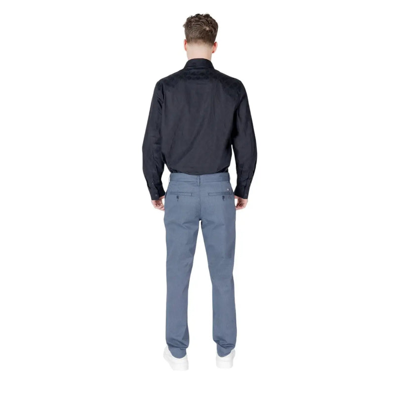 Armani Exchange Schmal geschnittene Herren-Baumwollhose in Schieferblau mit dezenter Struktur und Vordertaschen.