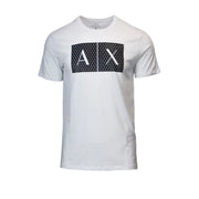 Weiße Baumwolle Armani Exchange Männer t-shirt mit einem markanten schwarzen rechteckigen Logo mit weißer Axt-Schrift und Gittermuster