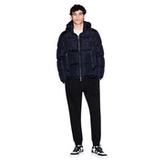 Marineblaue Steppjacke mit Kapuze und Reißverschlusstaschen vorne von armani exchange für Männer