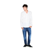 Ein Mann, der einen Armani Exchange Weißes, langärmeliges Herrenhemd aus Baumwolle mit geometrischem Muster und Knopfleiste, kombiniert mit blauen Jeans