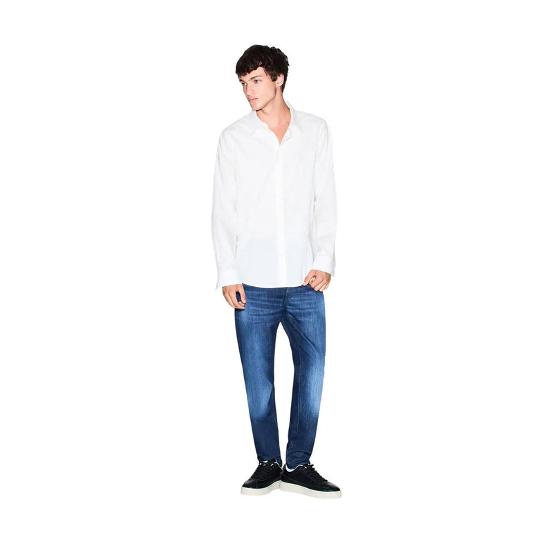 Ein Mann, der einen Armani Exchange Weißes, langärmeliges Herrenhemd aus Baumwolle mit geometrischem Muster und Knopfleiste, kombiniert mit blauen Jeans