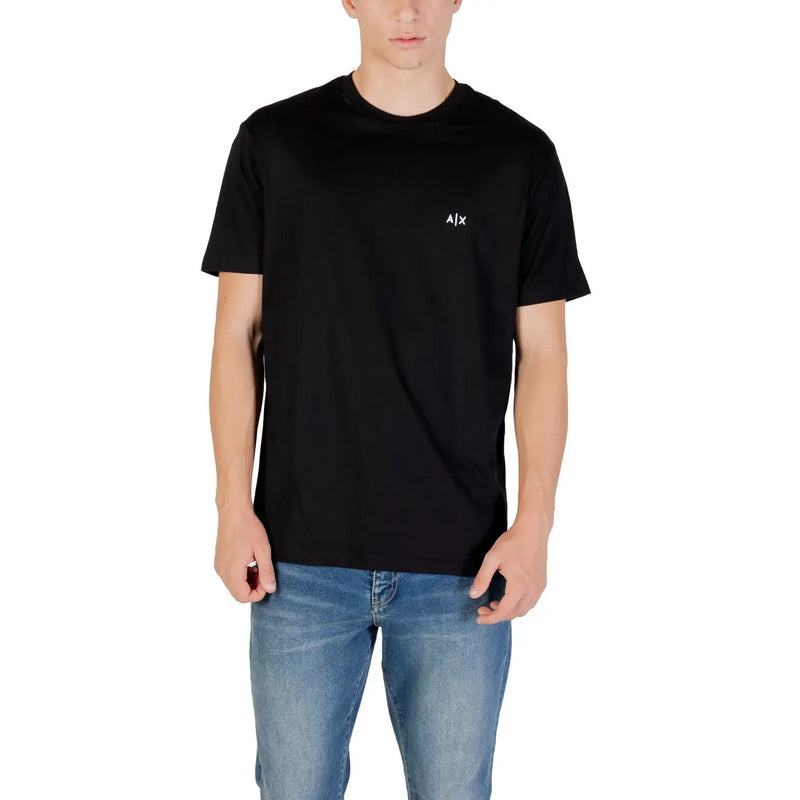 Schwarzes Kurzarm-Herrenhemd T-shirt kombiniert mit hellblauen Jeans, stilvolles Freizeitoutfit