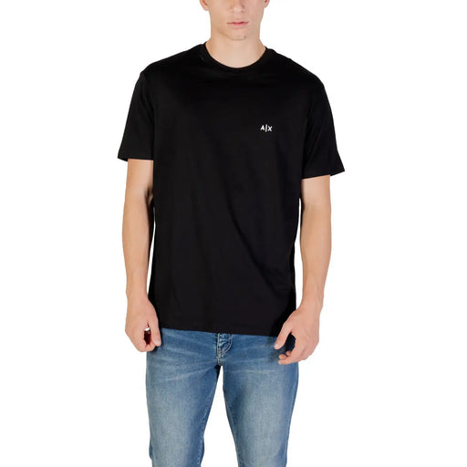 Schwarzes Kurzarm-Herrenhemd T-shirt kombiniert mit hellblauen Jeans, stilvolles Freizeitoutfit