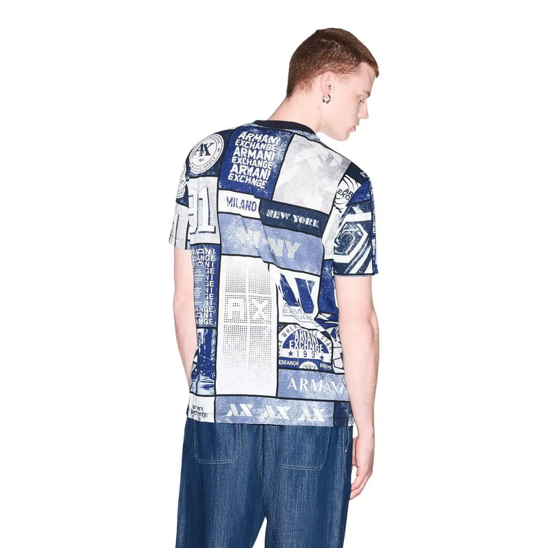Armani Exchange Weißes Herren-T-Shirt aus Baumwolle mit blau-weißem Grafikdruck, der Textlogos und Städtenamen als Collage zeigt.
