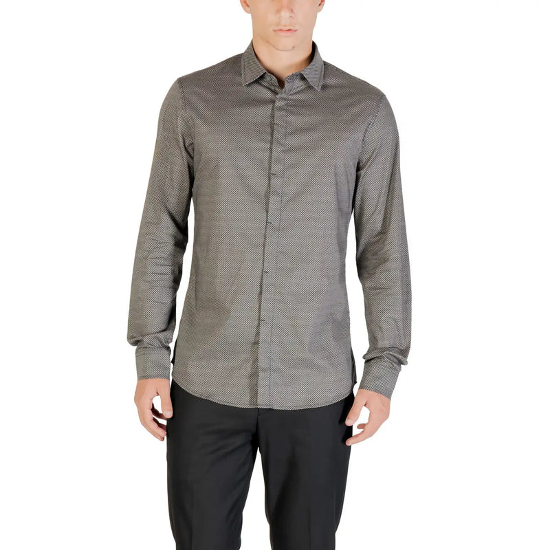 Graues Herrenhemd mit langen Ärmeln und dezentem Muster. Armani Exchange