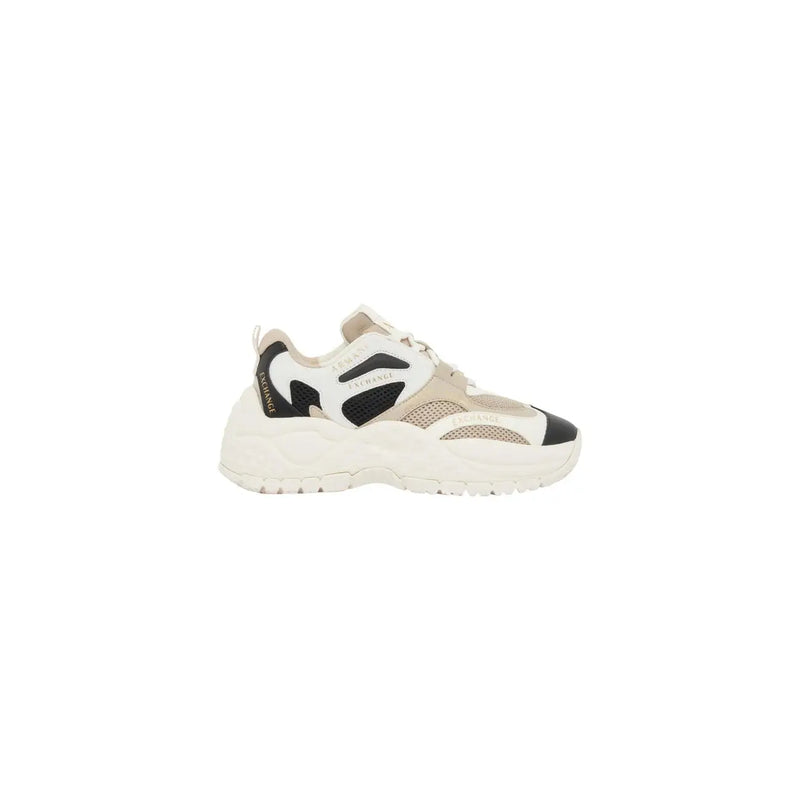 Armani Exchange Beigefarbene Damen-Sneaker zum Hineinschlüpfen mit weißen und schwarzen, grobmaschigen Mesh- und Wildledereinsätzen sowie dicker Gummisohle