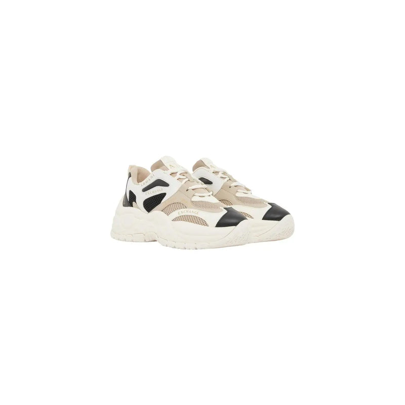 Armani Exchange Beigefarbener Damen-Sneaker zum Hineinschlüpfen mit cremefarbenen und schwarzen Einsätzen aus grobem Mesh und Wildleder.