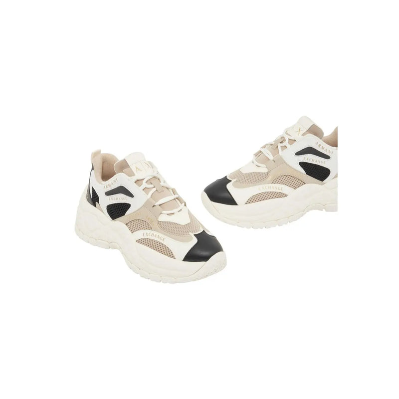 Armani Exchange Beigefarbene Damen-Sneaker zum Hineinschlüpfen mit cremefarbenem und schwarzem Mesh-Design und weißer Gummisohle