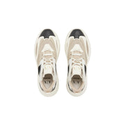 Armani Exchange Beigefarbene Damen-Sneaker zum Hineinschlüpfen mit cremefarbenen und schwarzen Mesh-Einsätzen, klobiger Gummisohle und Axt-Logo