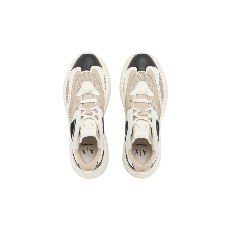 Armani Exchange Beigefarbene Damen-Sneaker zum Hineinschlüpfen mit cremefarbenen und schwarzen Mesh-Einsätzen, klobiger Gummisohle und Axt-Logo