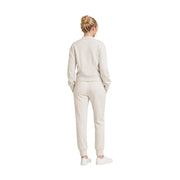 Eine Frau in Beige Armani Exchange Damen-Sweatshirt und Jogginghose mit gerippten Bündchen aus Viskosemischung