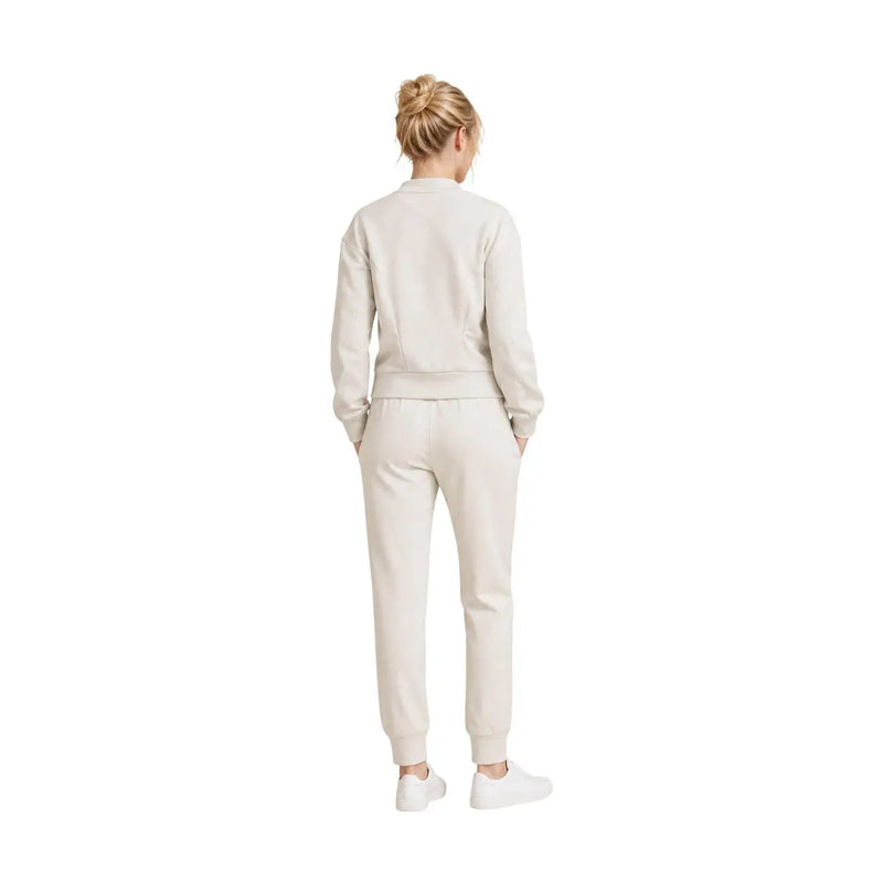 Eine Frau in Beige Armani Exchange Damen-Sweatshirt und Jogginghose mit gerippten Bündchen aus Viskosemischung