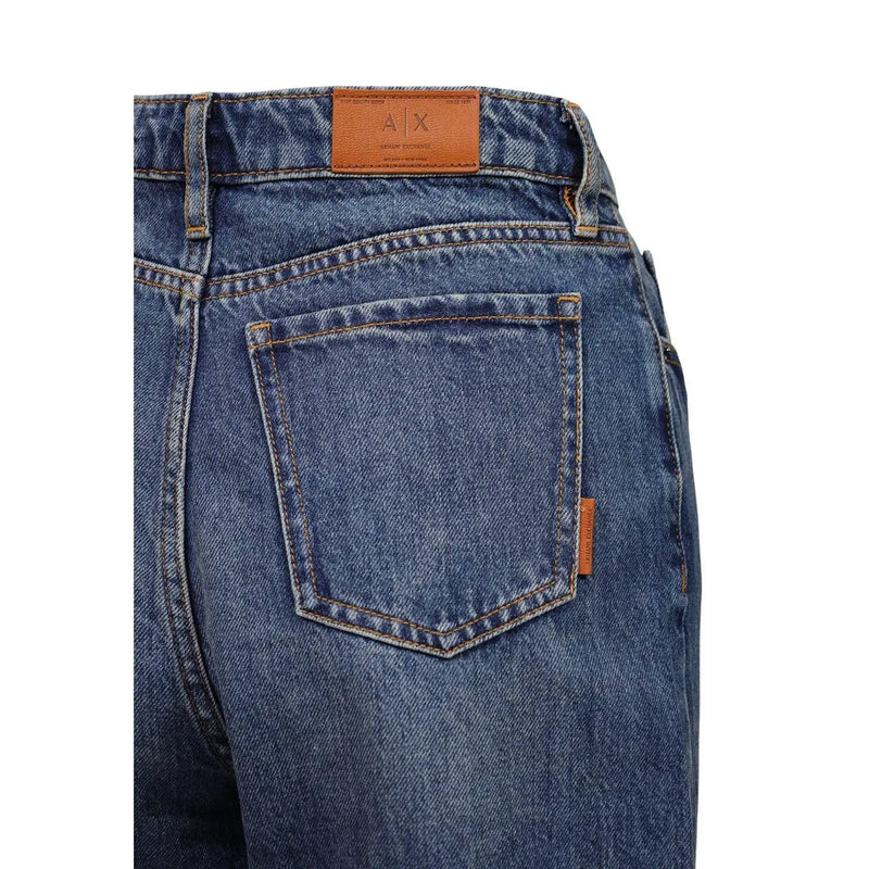 Dunkelblaue Baumwolle Armani Exchange Damenjeans, die die Rückseite mit einem braunen Leder-Markenpatch mit der Aufschrift „a/x“ zeigt.