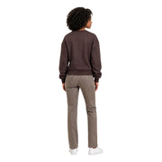 Eine Frau trägt eine Armani Exchange Braunes Damen-Sweatshirt aus Viskosemischung kombiniert mit grauen Straight-Leg-Jeans