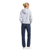 Eine Frau, die ein Armani Exchange Grauer Damen-Hoodie aus Baumwolle kombiniert mit dunkelblauen Jeans