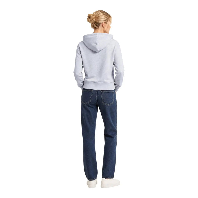 Eine Frau, die ein Armani Exchange Grauer Damen-Hoodie aus Baumwolle kombiniert mit dunkelblauen Jeans