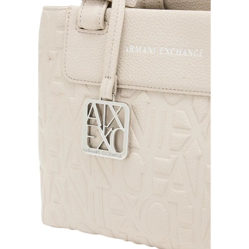 cremefarben armani exchange Damenhandtasche aus beigefarbenem Polyester mit geprägtem Logomuster und silberfarbenem Anhänger