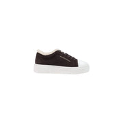 Armani Exchange Damen-Sneaker aus braunem, dunkelbraunem Wildleder mit weißer Gummikappe an der Zehenkappe und weich gefüttertem Schaftrand.