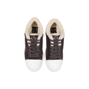 Armani Exchange Damen-Sneaker aus dunkelgrauem Wildleder mit weißen Zehenkappen aus Gummi und beigefarbenem, flauschigem Futter