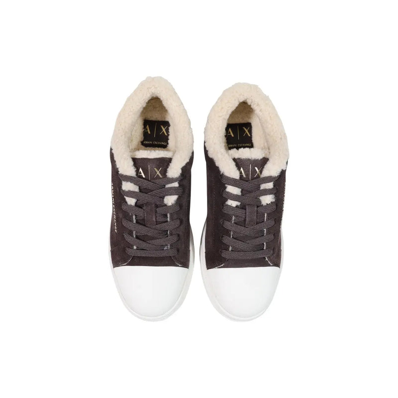 Armani Exchange Damen-Sneaker aus dunkelgrauem Wildleder mit weißen Zehenkappen aus Gummi und beigefarbenem, flauschigem Futter