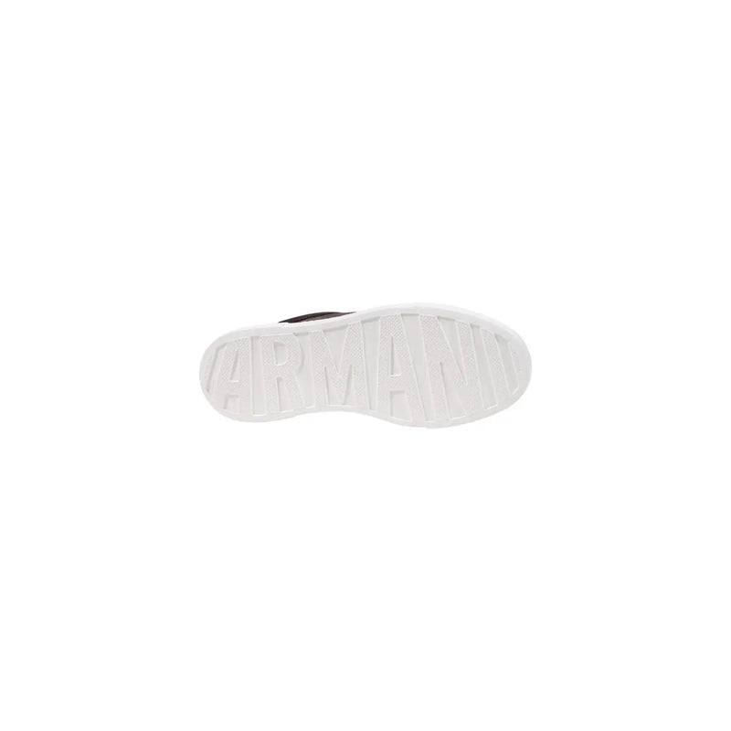 Weiße Gummisohle mit geprägtem Armani-Logo auf braunem Leder Armani Exchange Rückseite von Damen-Sneakers