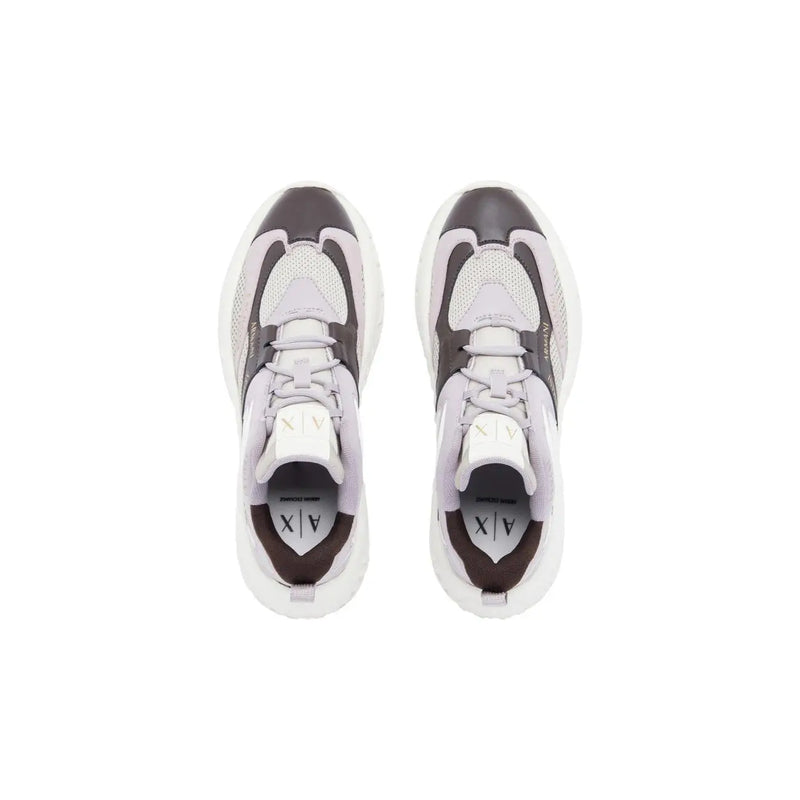 Armani Exchange Die Damen-Sneaker zum Hineinschlüpfen zeichnen sich durch ein klobiges Design aus grau-weißem Polyurethan mit schwarzen Akzenten aus.