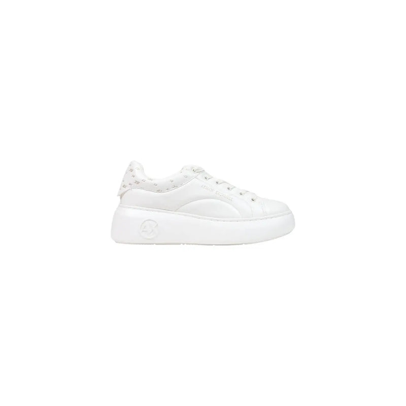 Armani Exchange Weiße Damen-Sneaker aus Polyurethan zum Hineinschlüpfen mit glänzendem Plateau und dezentem Muster am Absatz.