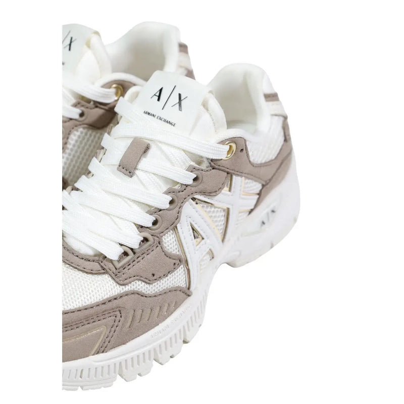 Armani Exchange Damen-Sneaker aus braunem Elastan-Polyamid mit weißem und taupefarbenem Mesh-Leder und klobiger weißer Sohle