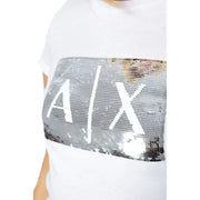 Armani Exchange Damen weiße Baumwolle t-shirt mit einem auffälligen rechteckigen Logo-Aufnäher in Form einer Axt aus silbernen und goldenen Pailletten.