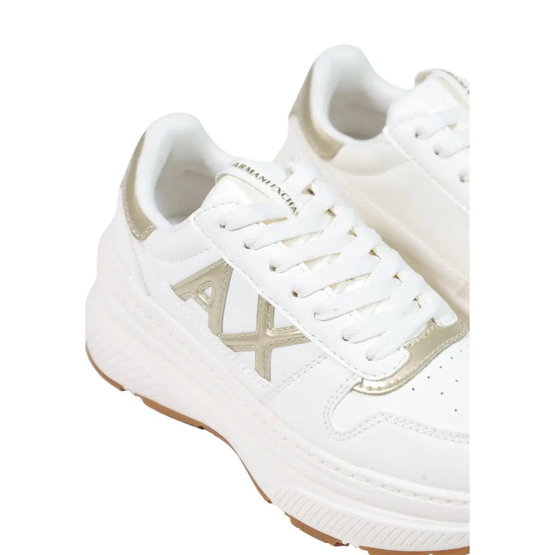 Armani Exchange Weiße Damen-Sneaker aus Polyurethan zum Hineinschlüpfen mit goldfarbenen Metallic-Akzenten und klobiger Sohle