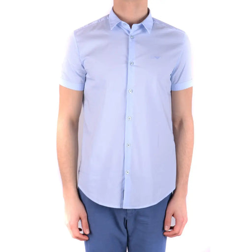 Hellblaues Kurzarmhemd von Armani Jeans für Herren aus Baumwollmischgewebe mit strukturierter Webart und gesticktem Logo auf der Brust.